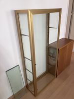 Glasvitrine mit Metallrahmen Gold und Holzschranksockel