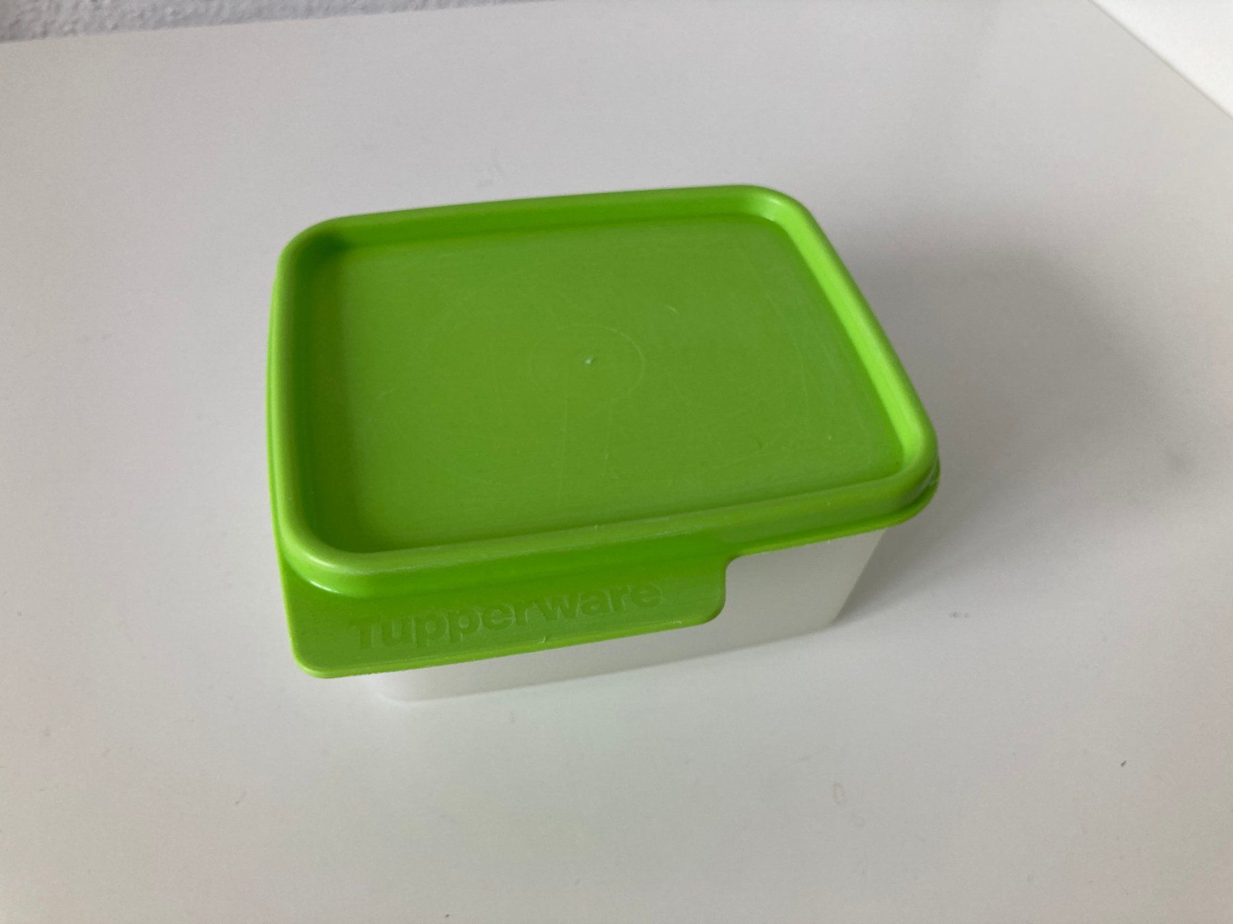 Tupperware Contenitori & Simili: Boîte Tupperware verte et blanche, petite taille, idéale ... – Usato da Biel/Bienne venduto da almercaa