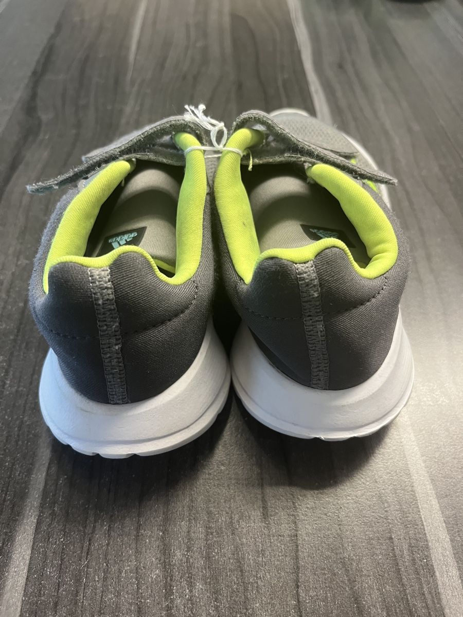 Adidas Chaussures garçon: Sneakers adidas Kinder Grösse 27 – D'occasion à Unterkulm par Swissbmwdriver 1