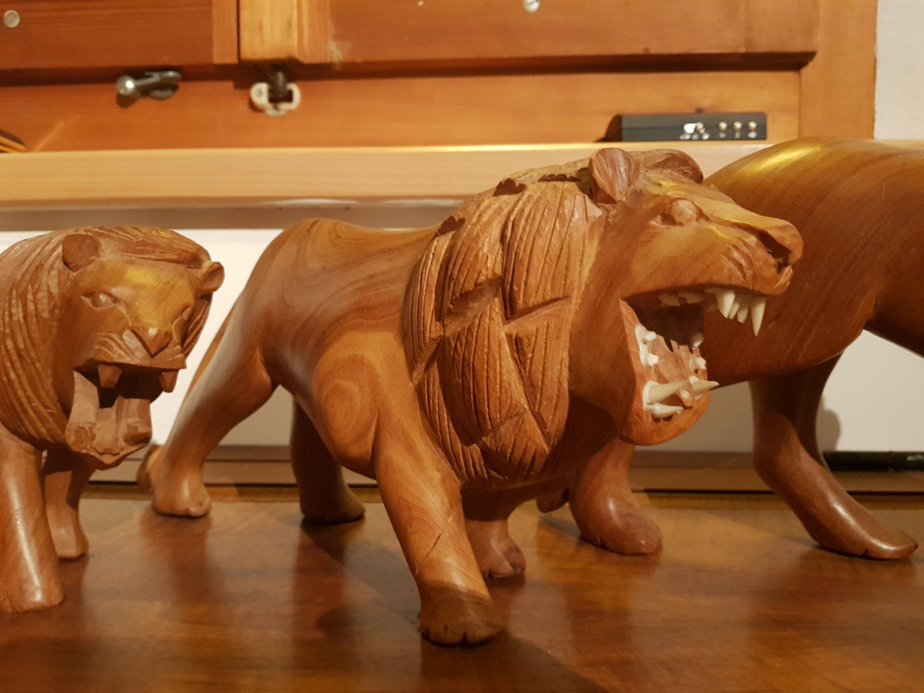 Skulpturen & Statuen: Holz/Löwe geschnitzt drei Stück – Gebraucht aus Steg im Tösstal von LARO14 3
