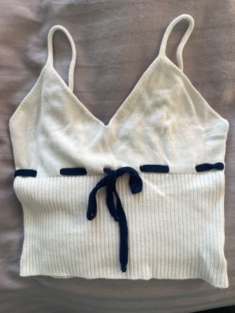 Weisses Top mit Schleife