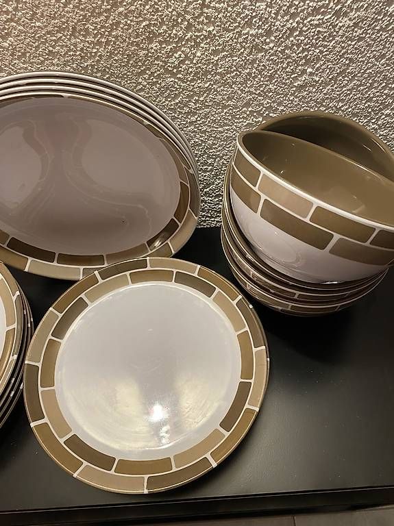 Set di piatti: Camping Geschirrset 16 teilig – Usato da Gempenach venduto da Mittelpudel