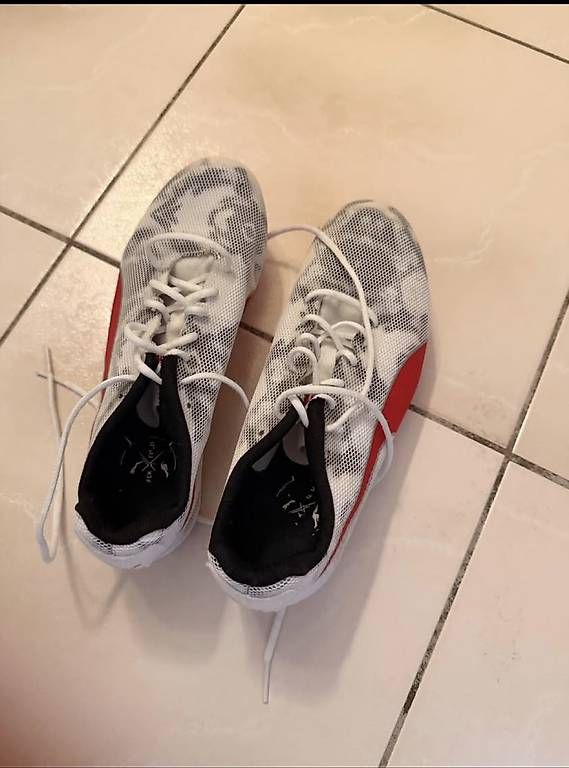 Scarpe da donna: Laufschuhe Spikes Leichtathletisch grosse 37 – Usato da Niederhasli venduto da bon_628l