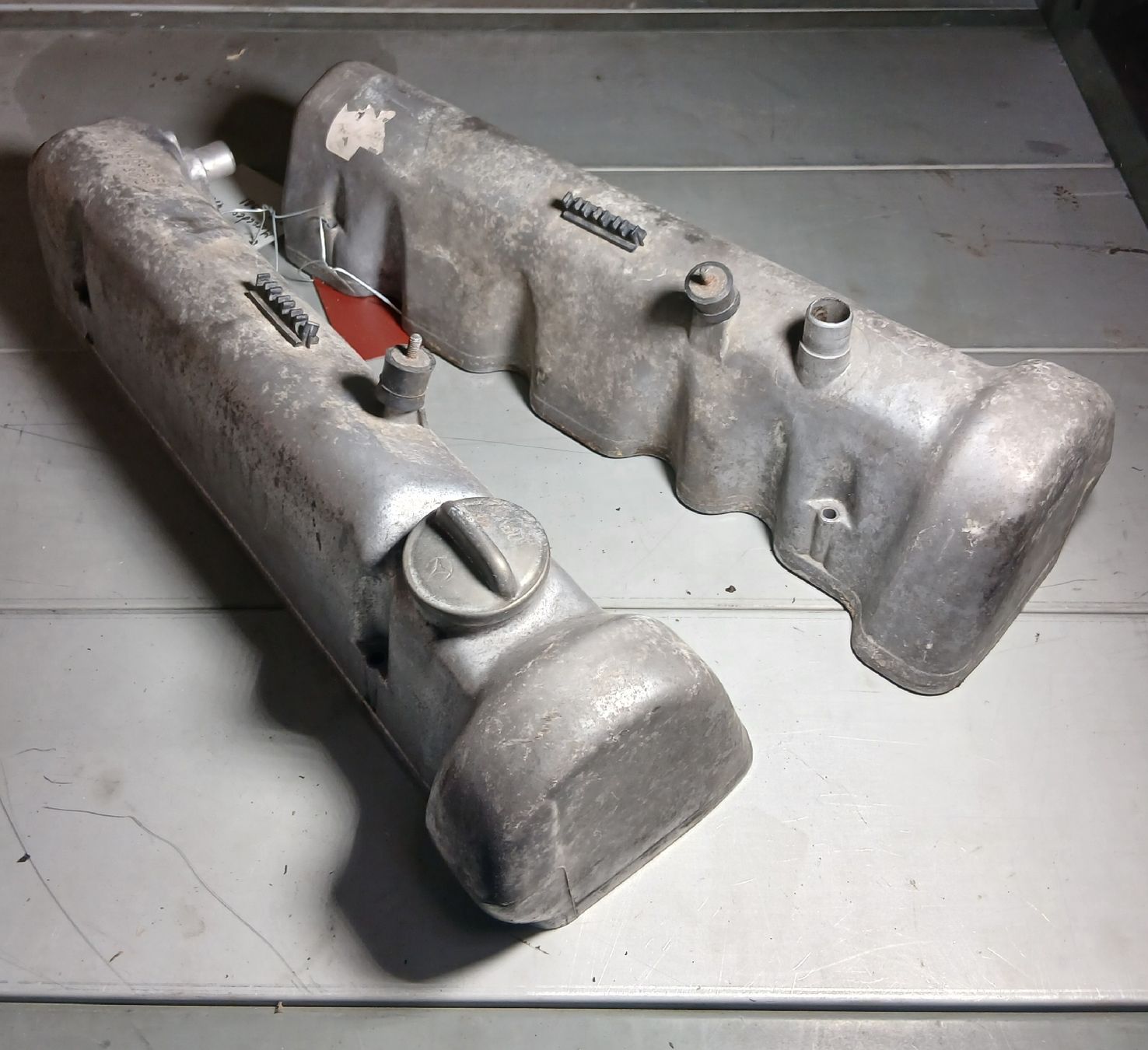 Mercedes-Benz Tutti pezzi di ricambio auto: Cache soupapes Mercedes 450SLC 1972-1981 – Usato da la heutte venduto da Auto-stock