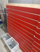 Rote Ladenbauwände mit Haken,Top Zustand
