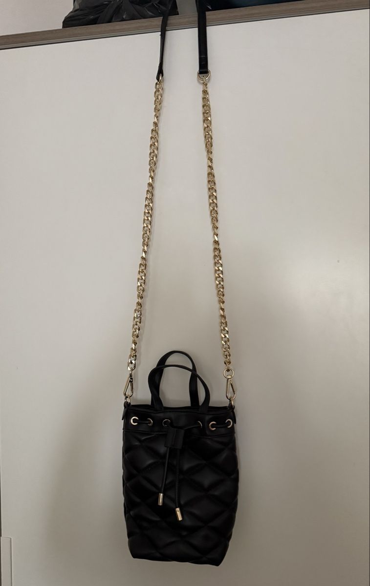 Borse da donna: Schwarze gesteppte Mini-Bucket-Bag mit goldener Kette – Nuovo (secondo la descrizione) da Zürich venduto da Vma_reuse 2