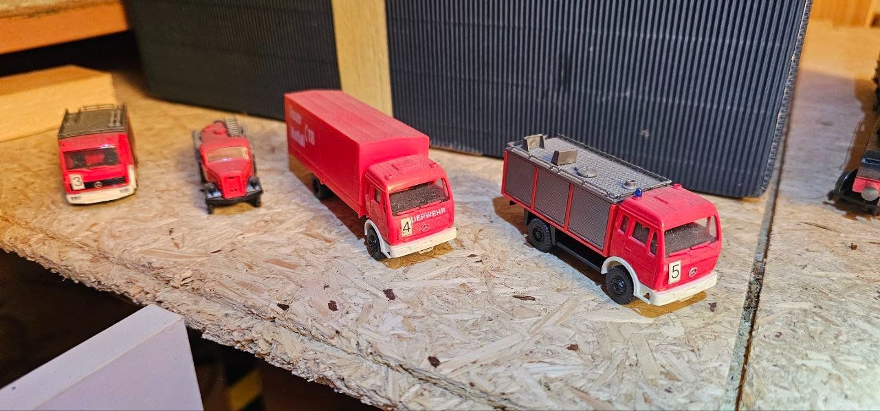 Modellini di ferrovie: 4 Feuerwehrautos 1:87 – Usato da Siblingen venduto da Alpina8
