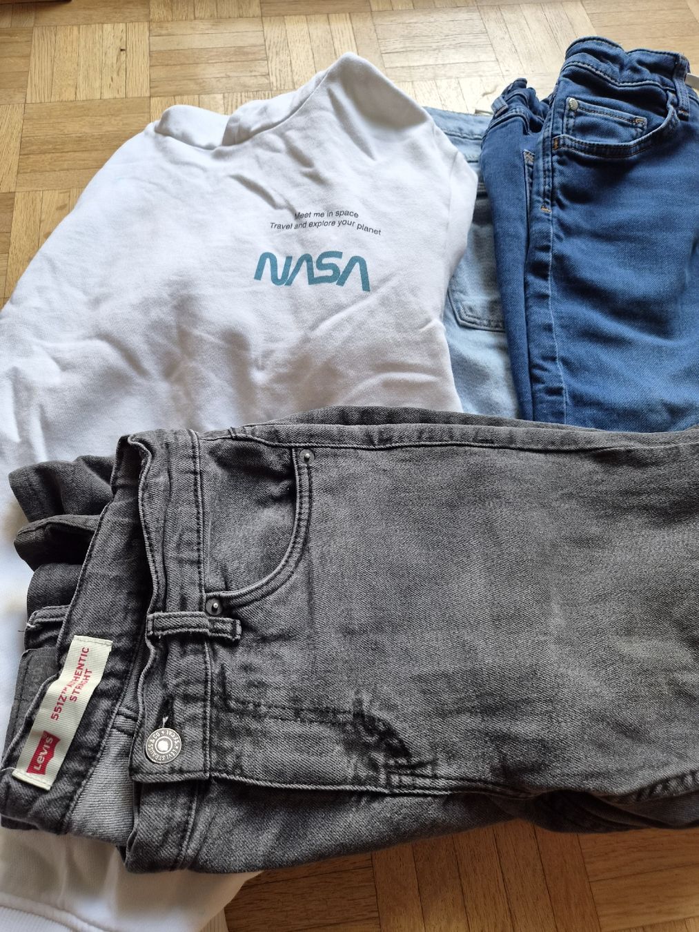 Levi's Lotti & Set di vestiti: 3er Set Kleidung: Pullover, Jeans, Jeans, Jeans – Usato da Zürich venduto da mihajlo12 2