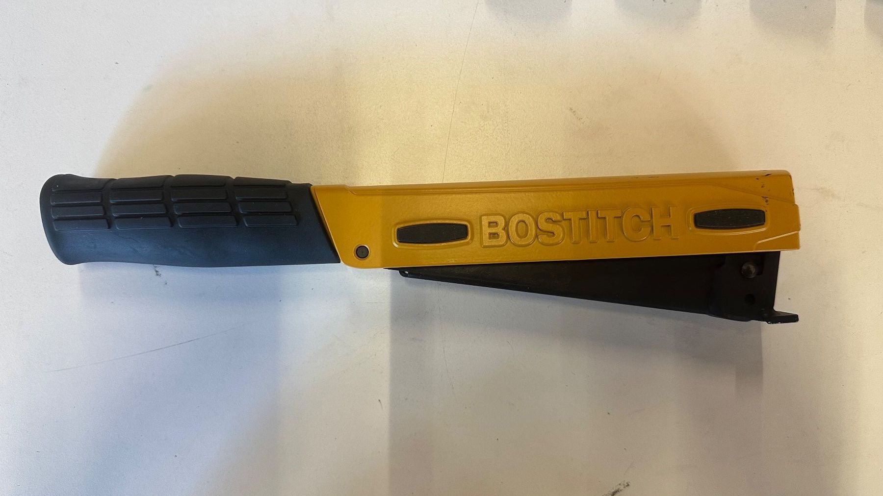 Bostitch Tutti gli attrezzi: Bostitch Hammertacker H30-8 mit Auflageplatte – Nuovo (secondo la descrizione) da Uetendorf venduto da Revotool 1