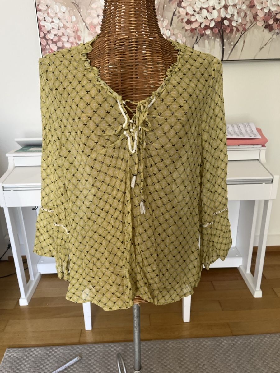 Nile Blusen: Bluse NILE mit Schnürung und Weiten Ärmeln, S – Gebraucht aus Solothurn von Bobesch08