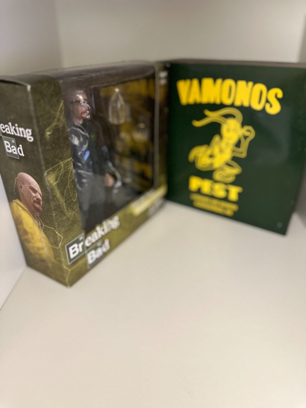 Statuette: Breaking Bad - Walter White Figur - Hazmat Anzug Grau – Nuovo e nell'imballaggio originale da Schlieren venduto da Selected_Model_Cars 1