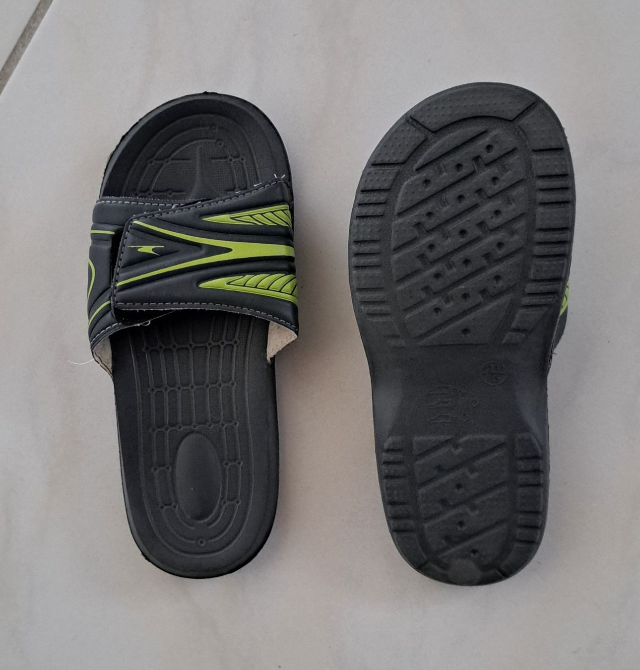 Chaussures hommes: Badelatschen Grösse 33 – D'occasion à künten par himelblau