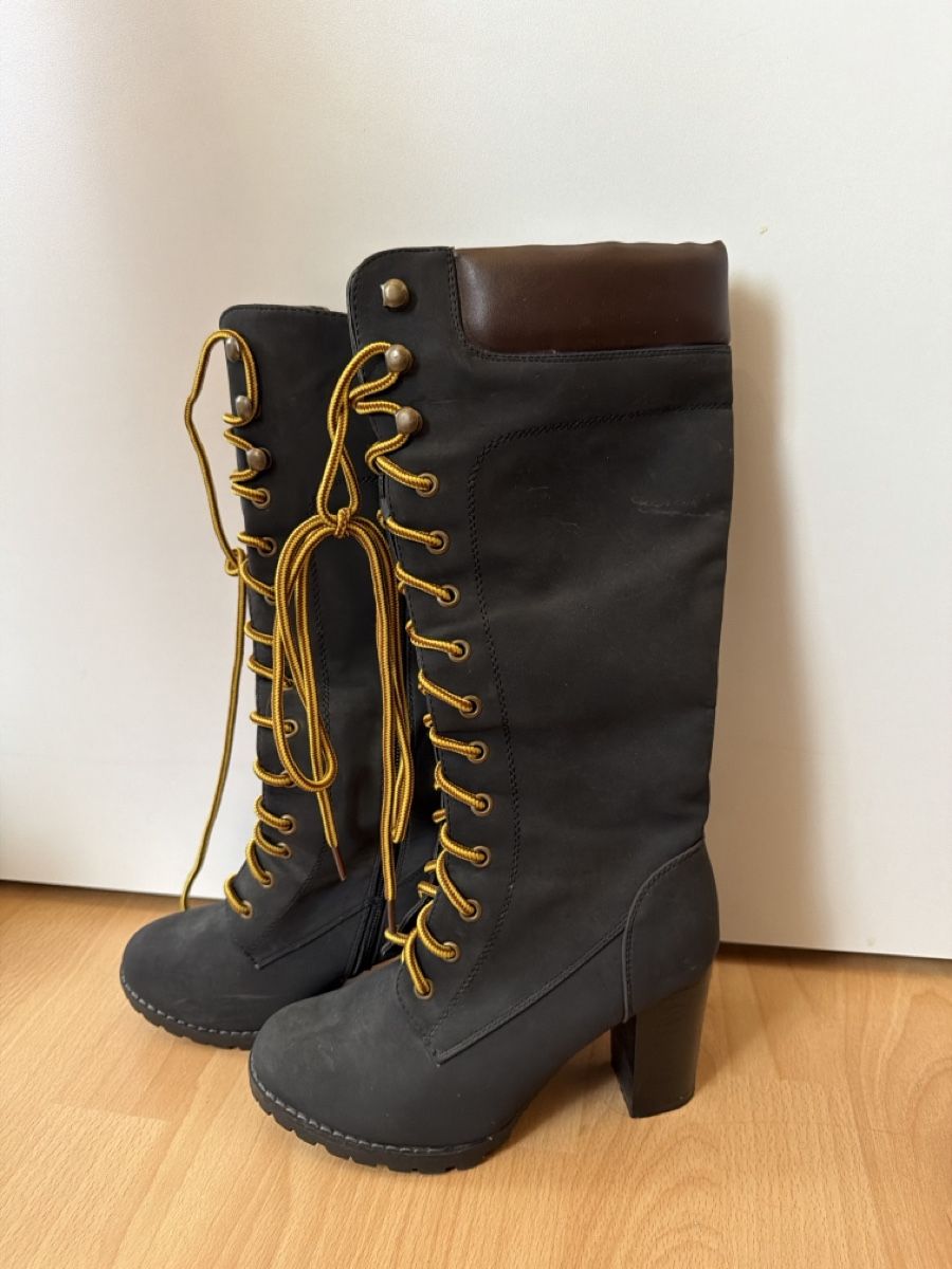 Scarpe da donna: Schwarze Schnür-Stiefel mit Absatz – Usato da Dagmersellen venduto da SabrinaZu