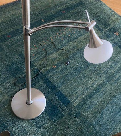 Lampade: Robuste und elegante Stehlampe mit zwei Lichtquellen – Usato da Stettlen venduto da Hansj 1