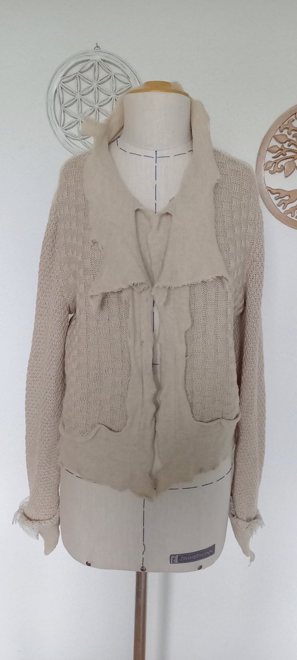 Moschino Giacche: Moschino Strickjacke beige – Usato da Zwillikon venduto da Leewii