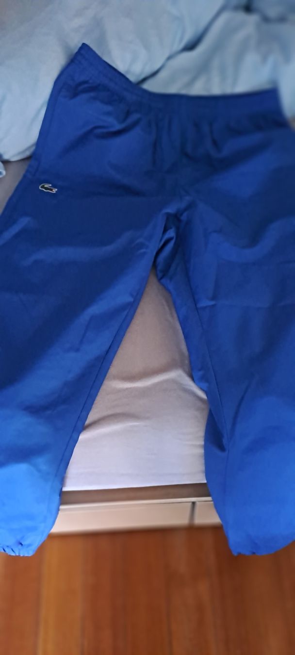 Lacoste Hosen: Joli bas training Lacoste bleu Taille M-L – Gebraucht aus Genève von lolo1232