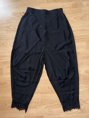Schwarze Haremshose mit Spitze, Grösse S, neu!
