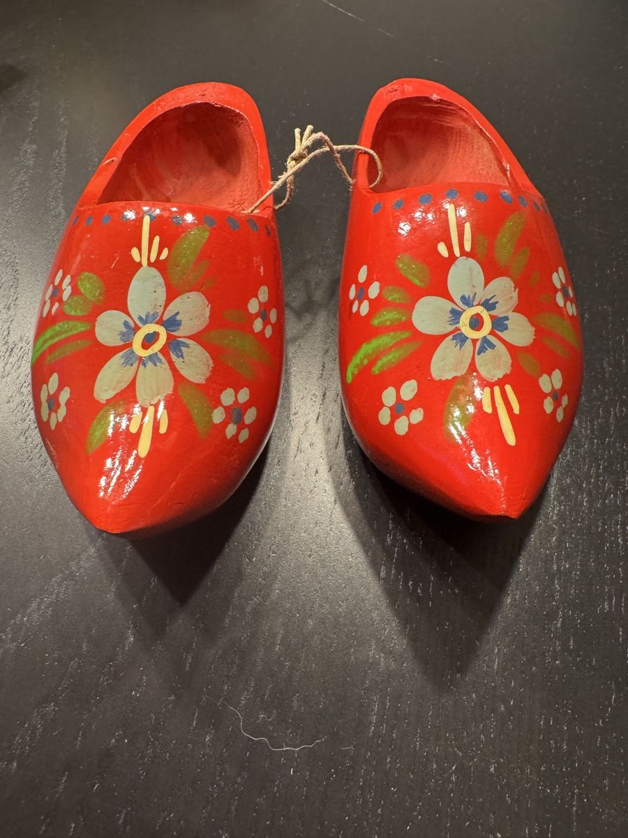 Alle Dekorationen: Rote Holzschuhe mit Blumenmuster – Gebraucht aus Erstfeld von Mario_boe0 3