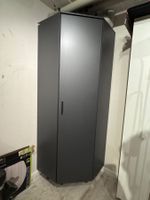 Eckschrank grau mit Einlegeböden und Kleiderstange