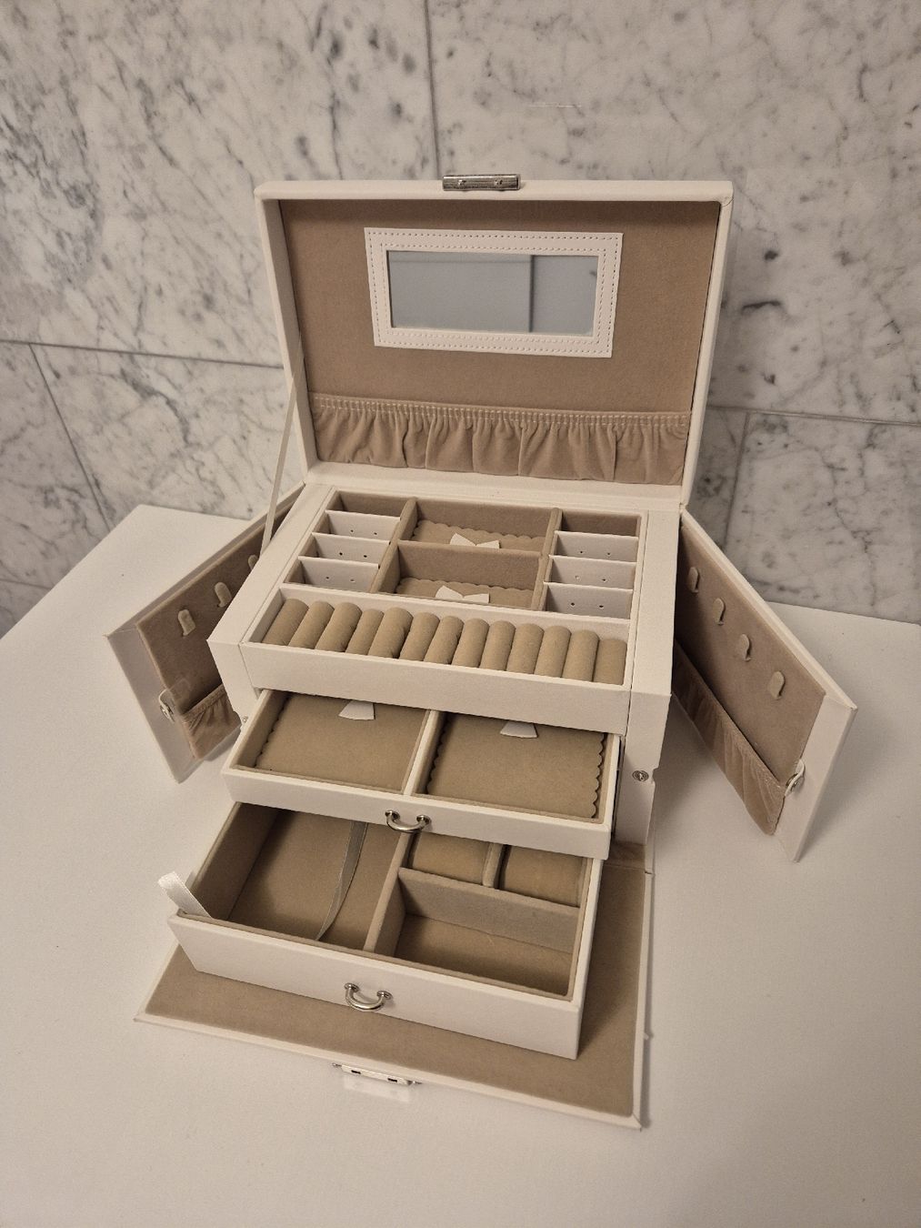 Portagioie: Grosse weisse Schmuckbox mit vielen Fächern – Usato da Zürich venduto da ElAnnsi