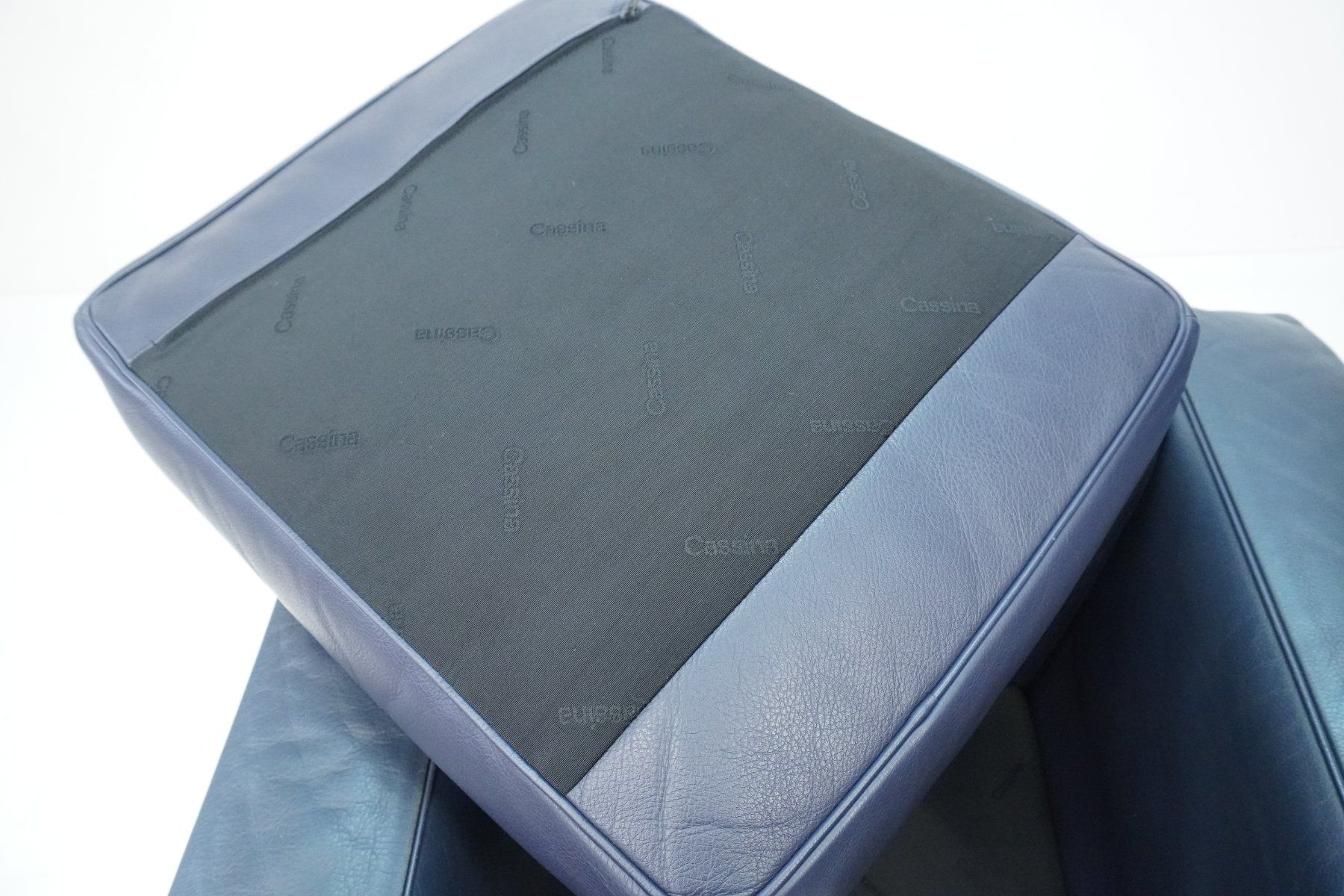 Cassina Sessel: Cassina LC2 Sessel Le Corbusier Leder dunkelblau – Gebraucht aus Bad Zurzach von QLASSIQ 7