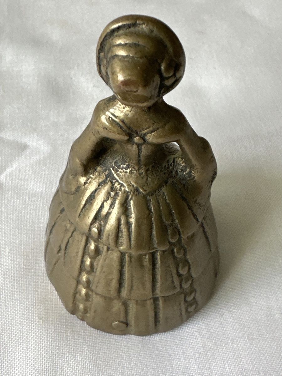Cloches & sonnailles: Antike Glocke Messing Dame Glockenfigur Vintage Deko – D'occasion à Zürich par Chaeffeler 1