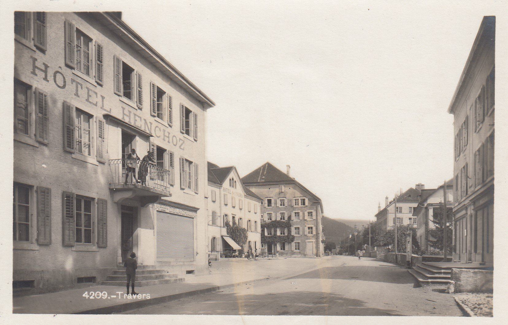 Cartoline postali: Travers   NE  et Hôtel HENCHOZ – Usato da Brig venduto da Valcards54