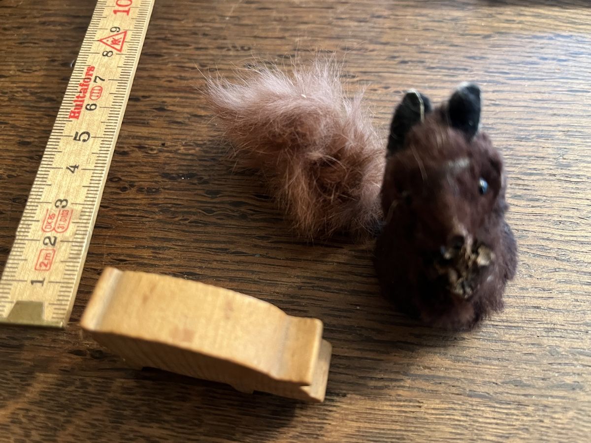 Figuren: 2 Tierfiguren Eichhörnchen & Schwein Holz Deko Vintag – Gebraucht aus Urnäsch von schneewittli. 1