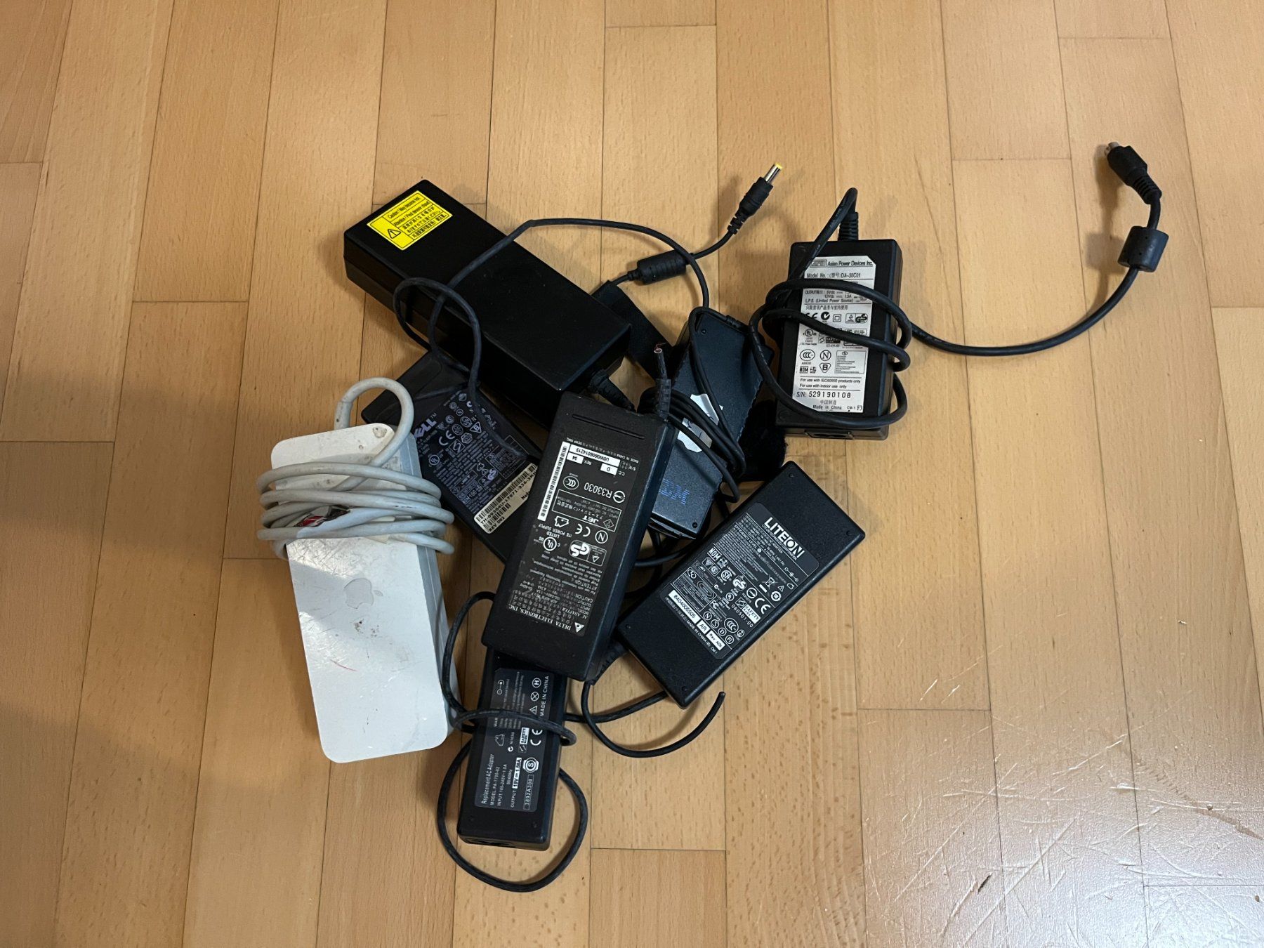Unità & Adattatore: AC Adapter – Difettoso da Winterthur venduto da fla_hwg8