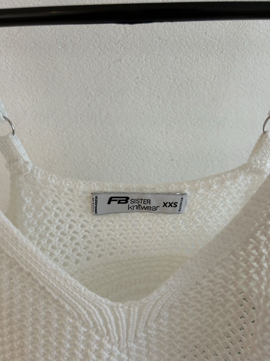 Top: Weisses Strick Crop Top – Usato da Rain venduto da lau_yss2 1