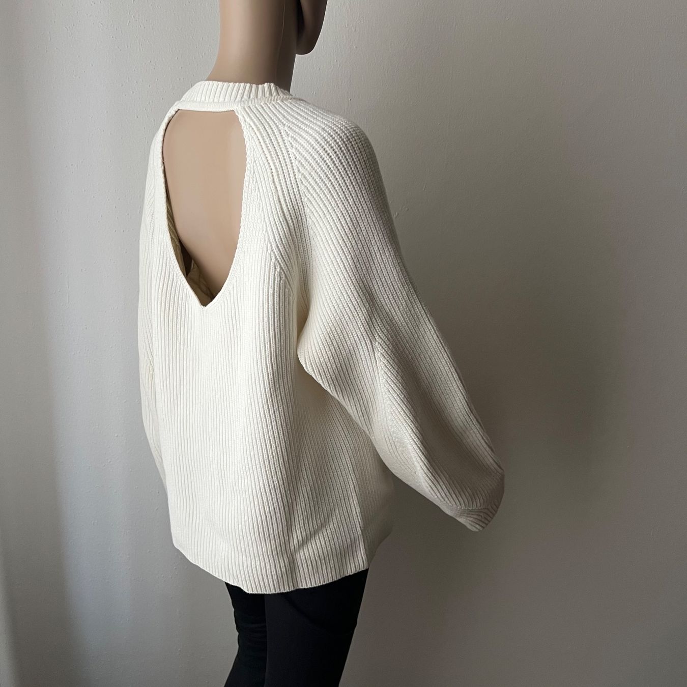 Pullover & Sweatshirts: FILIPPA K Pullover mit Ausschnitt am Rücken 🤍 – Gebraucht aus Zürich von ClosetQueen 1
