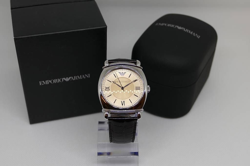 Armani Orologi: Montre Armani sur cuir – Usato da lausanne venduto da ExpressionOfTime