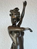 Bronze Skulptur „Tanzende Frau ‚von Milo auf Marmorsockel 