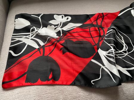 Seiden Schal, Foulard 158x33cm, schwarz-rot-Blume, transpa