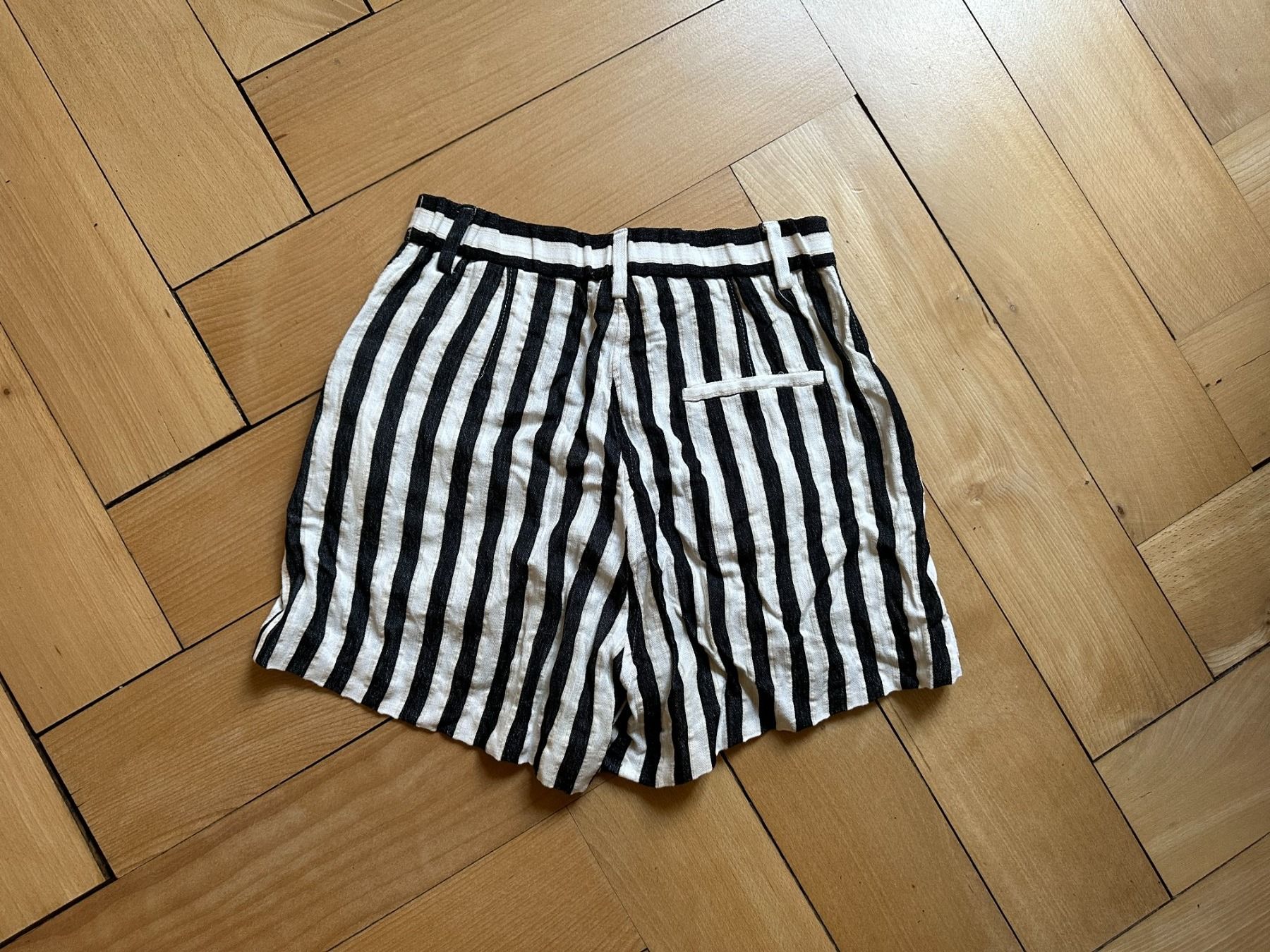 H&M Pantaloni: Shorts schwarz-weiss-beige gestreift - 34 – Usato da Zürich venduto da Diazaio 1