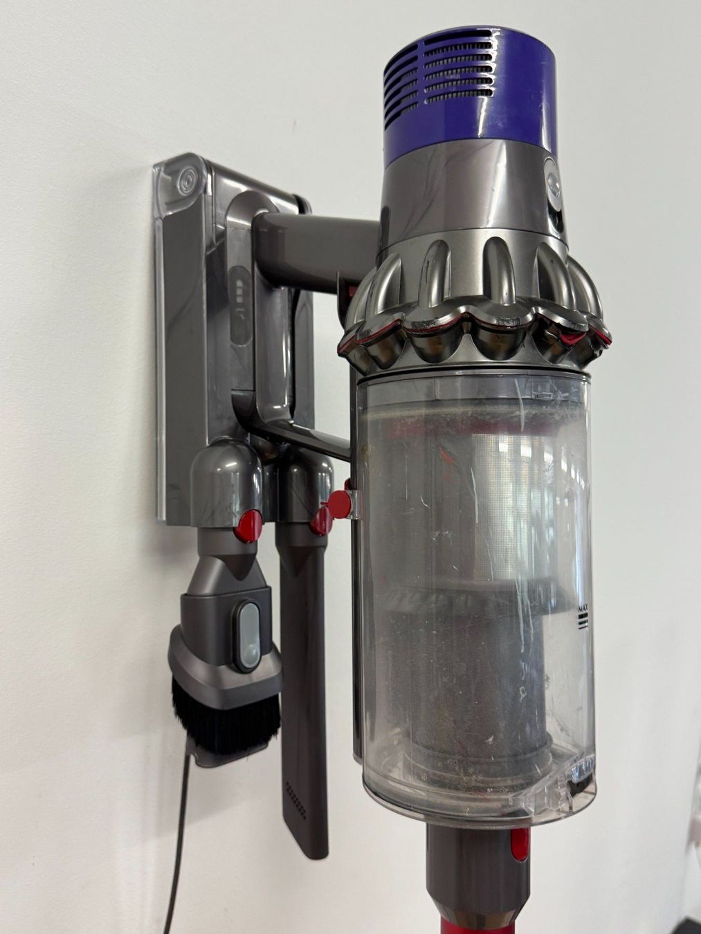 Dyson Aspirapolveri & Accessori: Dyson Cyclone V10 mit Schaden am Gehäuse – Usato da Ebmatingen venduto da Revivetrade 3