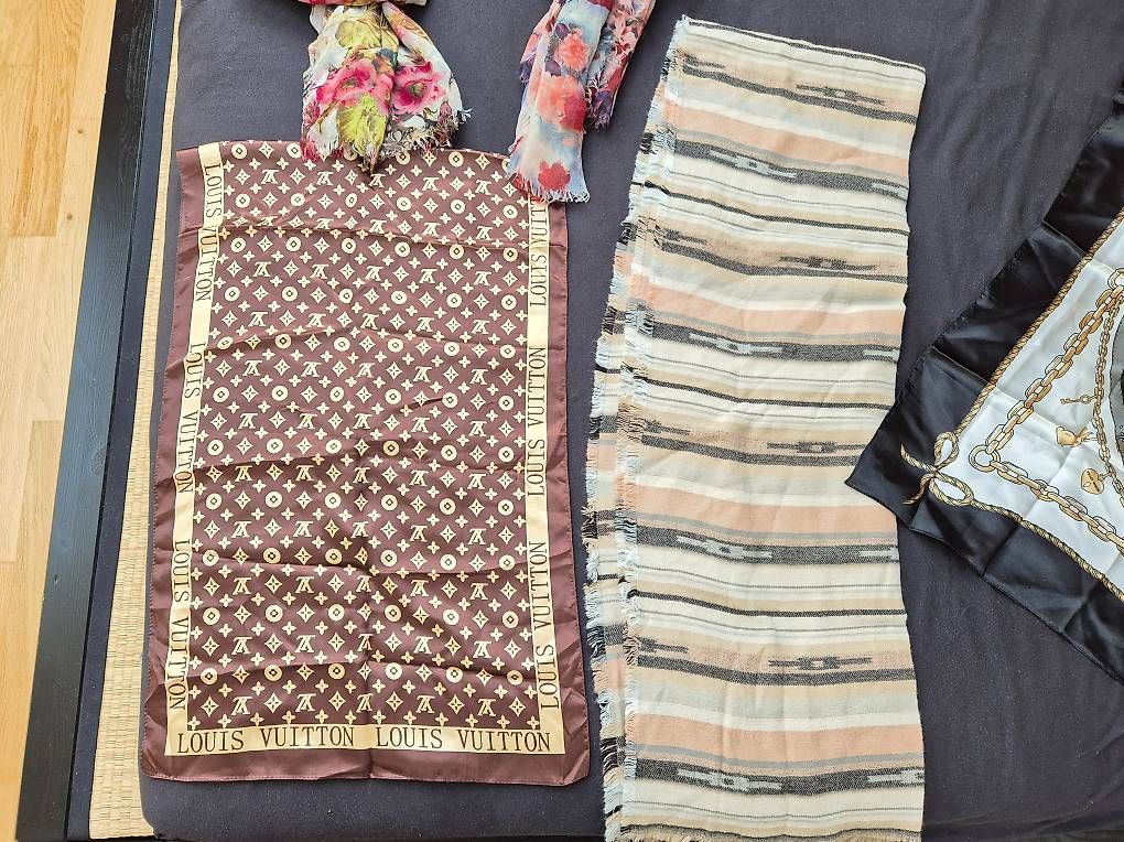 Foulard & Sciarpe: Set mit 9 Schals / Foulards – Usato da Kriens venduto da Moana89 3