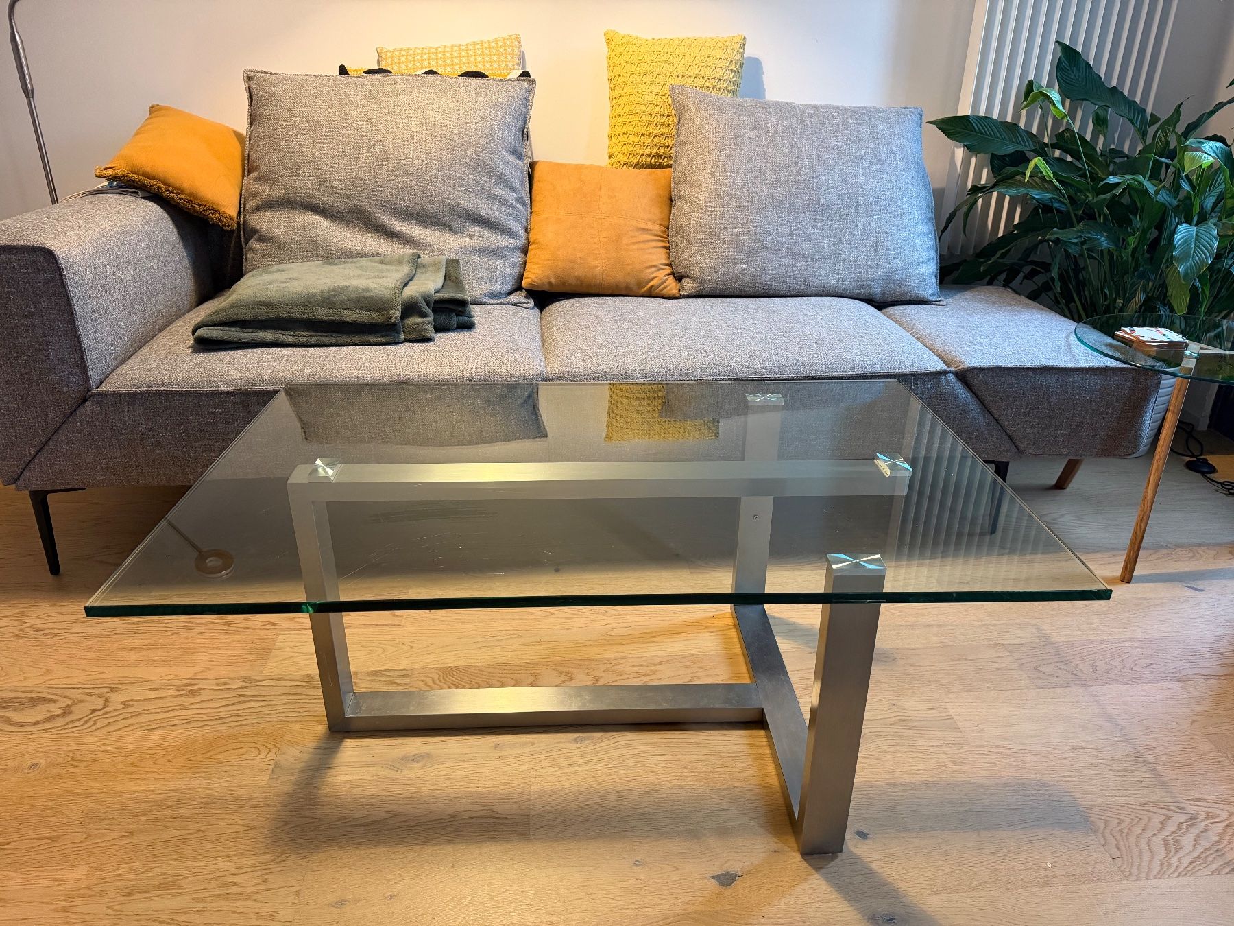 Tavoli: Glass couch table w elegant metal frame – Usato da Zug venduto da chr_trc2