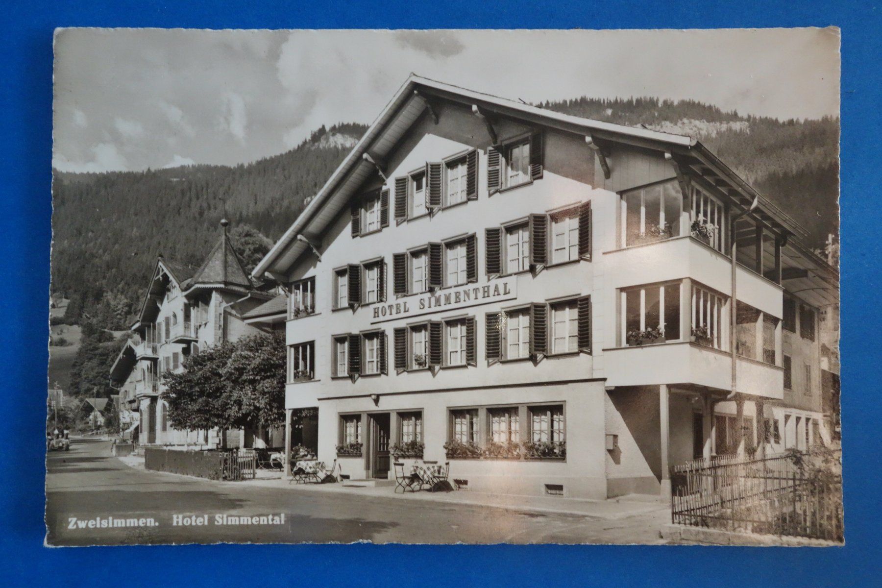 Cartoline postali: ZWEISIMMEN - Hotel Simmental - um 1950 – Usato da Ibach venduto da Ibanto