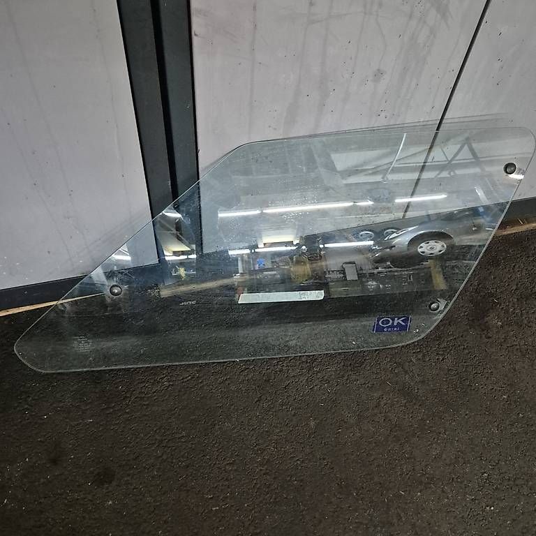 Tutti pezzi di ricambio auto: Seitenscheibe Justy – Usato da Münchwilen TG venduto da Gearbox69
