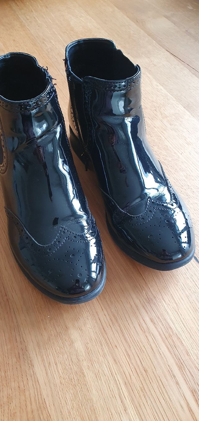 Damenschuhe: schwarze Lack Stiefeletten Grösse 37 – Gebraucht aus Goldach von nikkaaa 2
