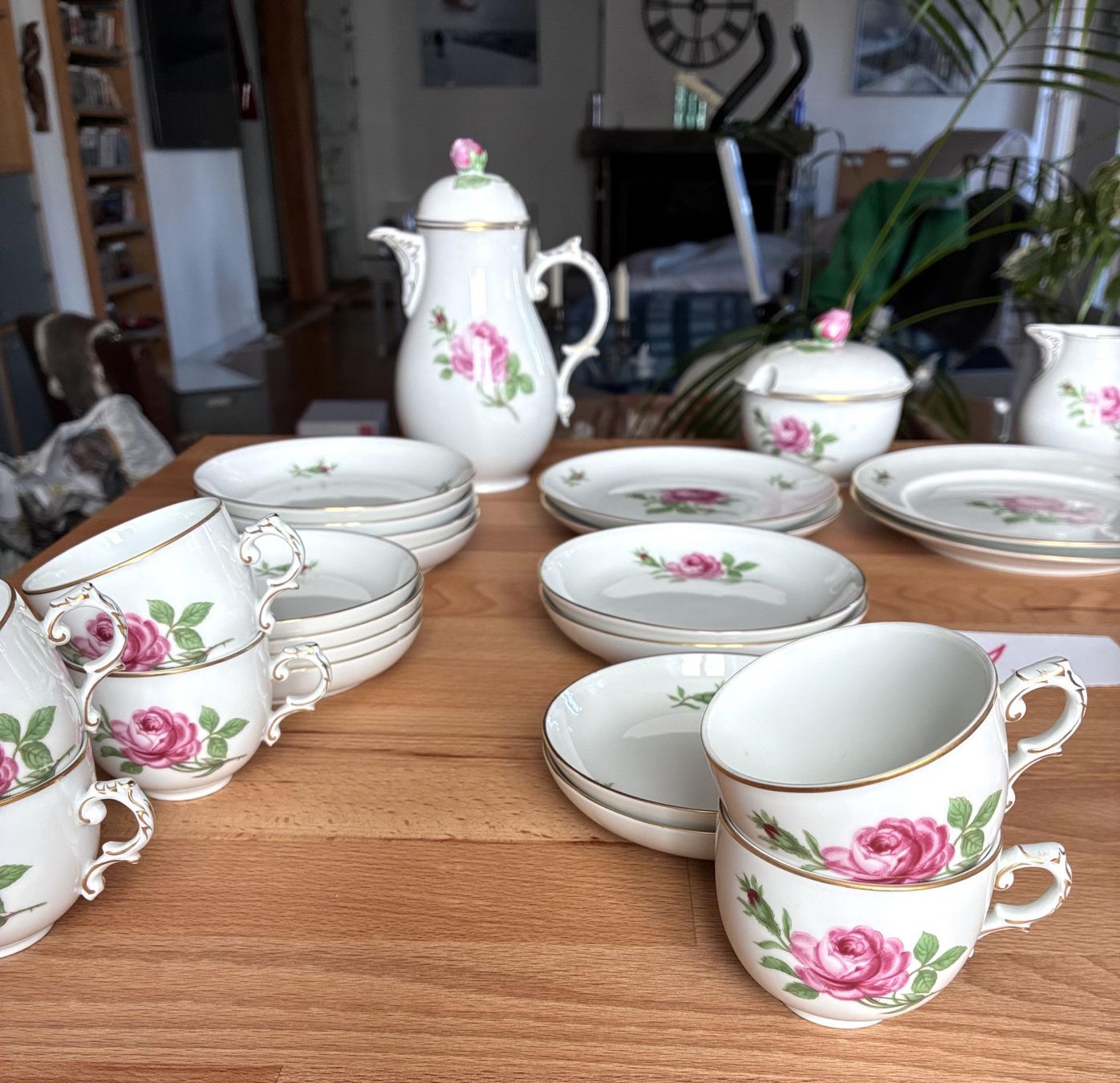 Rosenthal Geschirrsets: Grossmutters Kaffeeservice Rosenmotiv Goldrand – Gebraucht aus Oberkulm von Weberlisa 3