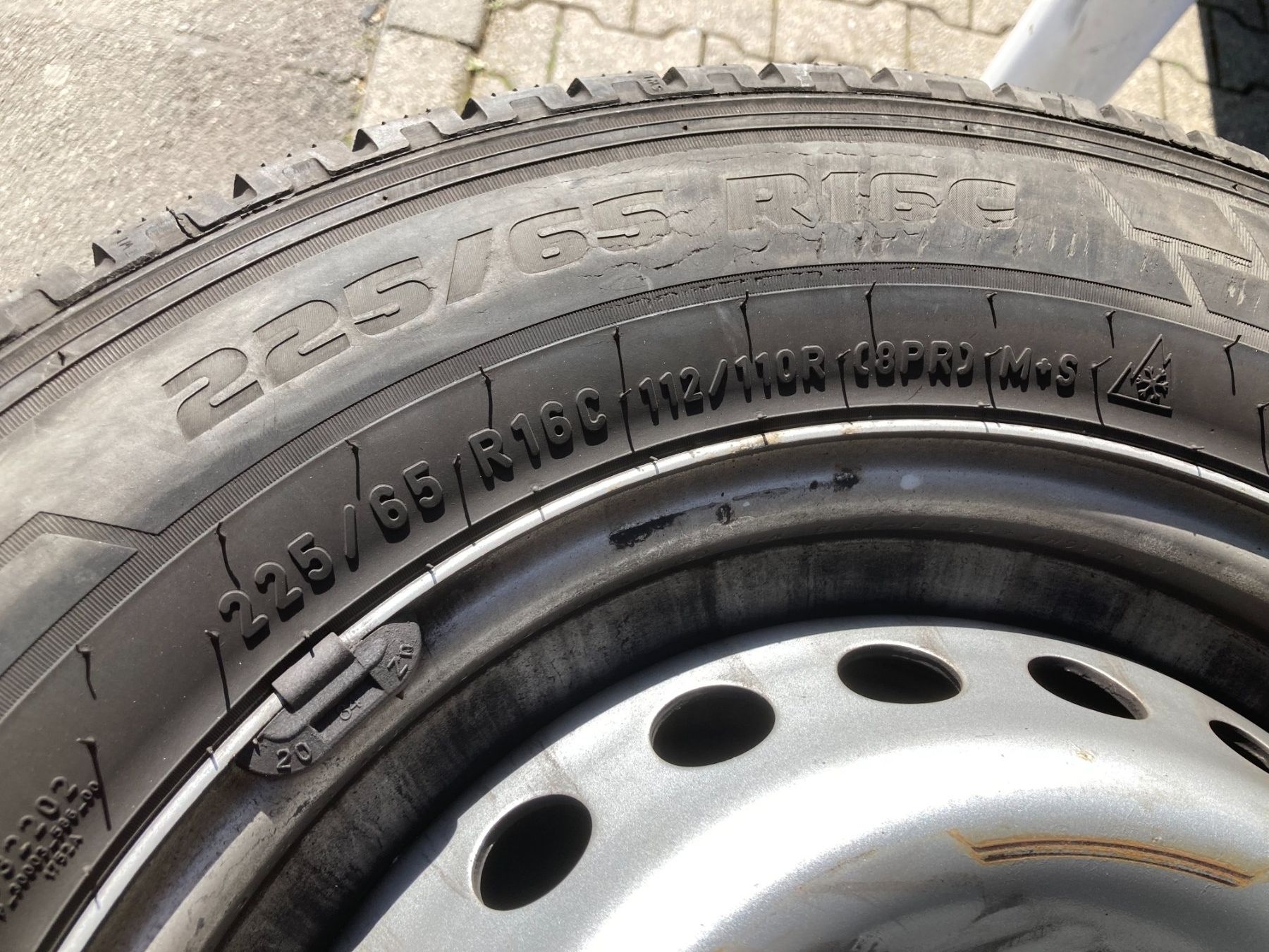 Pirelli Pneumatici & Ruote complete: Iveco Daily Winterräder 225/65R16 – Usato da Cham venduto da WB2223