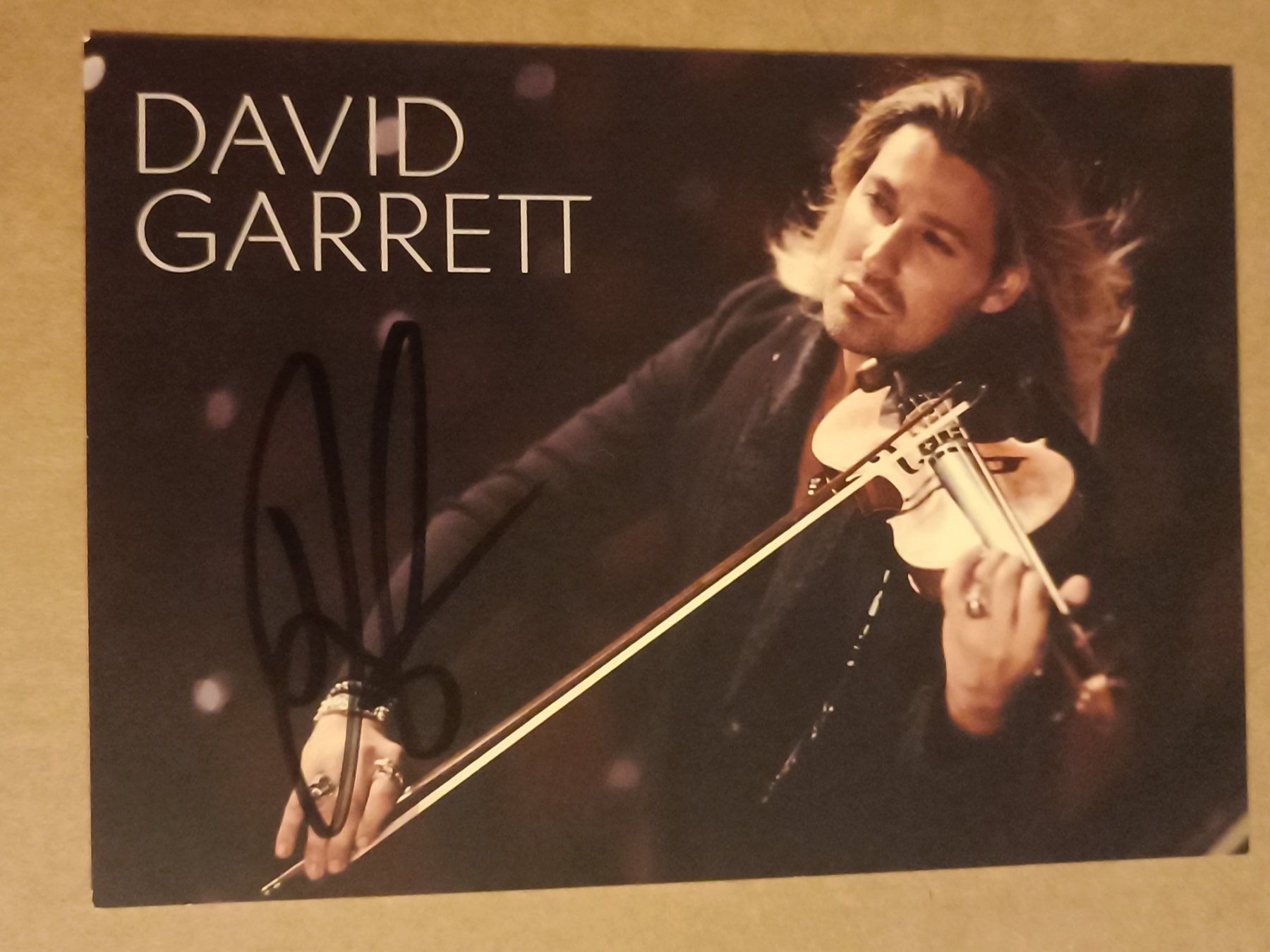 Autografi: David Garrett -  signierte Autogrammkarte – Usato da Menziken venduto da Artographs