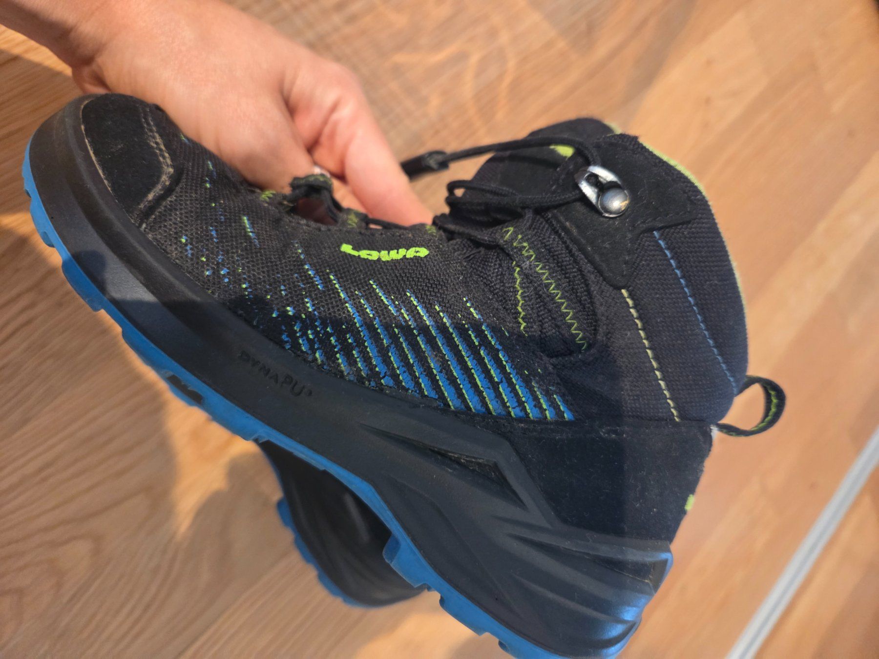 Lowa Scarpe per ragazzi: Lowa Wanderschuhe schwarz blau 32 – Usato da Zollikerberg venduto da ele_d9zc