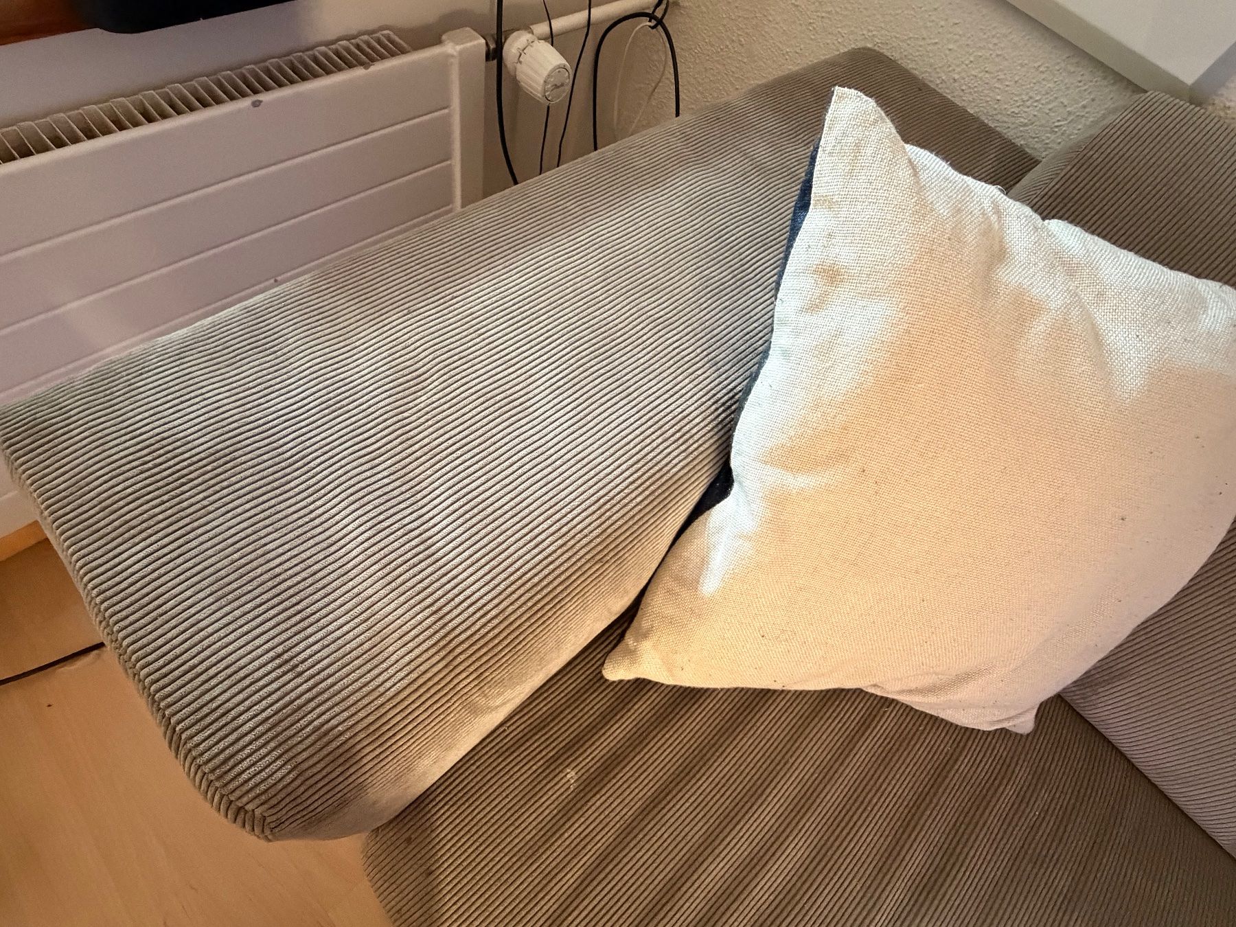 Divani: Sofa Cordstoff beige neuwertig – Usato da Horgen venduto da captain_america 3