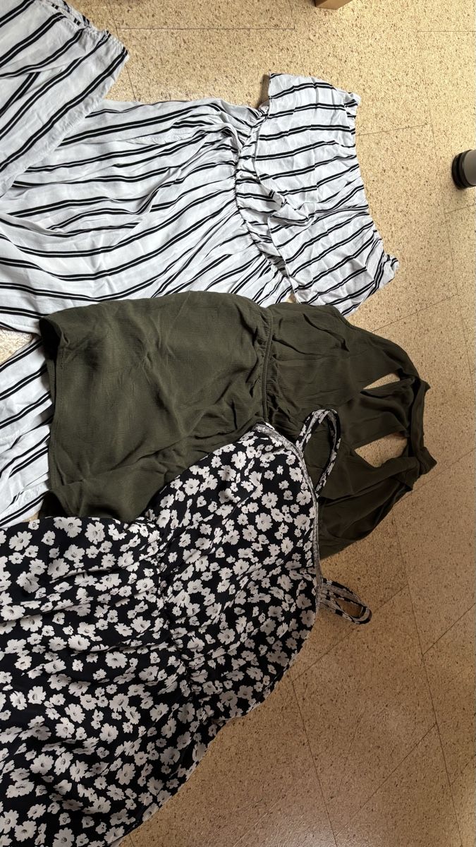 Lotti di vestiti: Kleiderpaket: drei Sommer-Jumpsuits – Usato da Roggwil BE venduto da R..