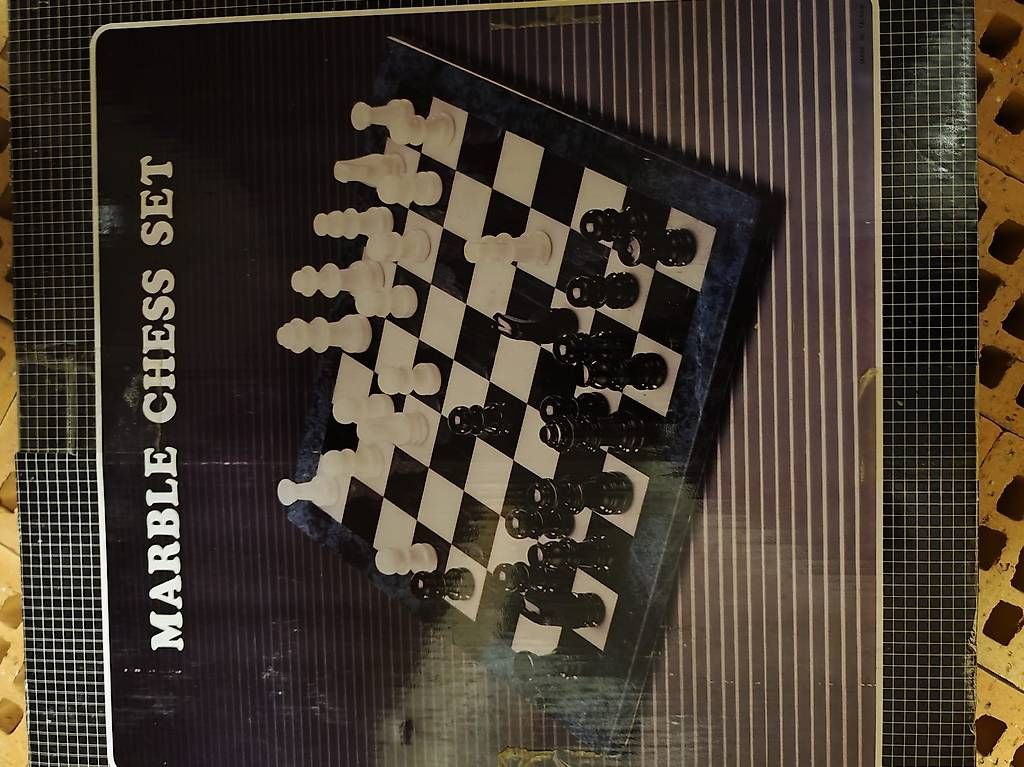 Giochi: Extravagantes Schach aus Marmorstein – Nuovo e nell'imballaggio originale da Liesberg Dorf venduto da pow_729w