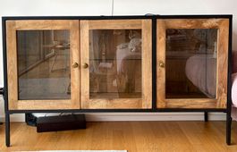 Modernes Sideboard aus Holz und Metall mit 3 Glastüren