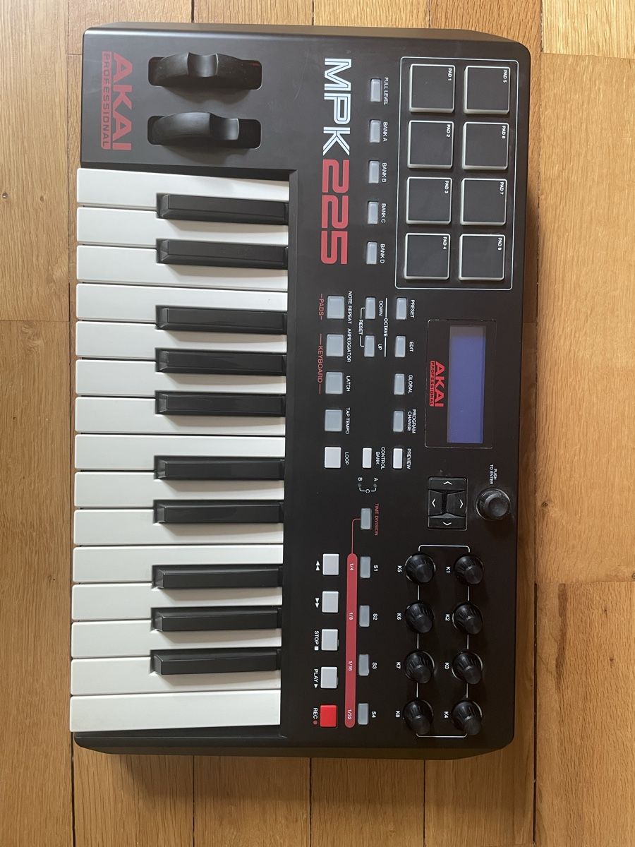 Akai Instruments de musique: AKAI MPK 225 MIDI Controller – D'occasion à Steinhausen par YANCHOVIE